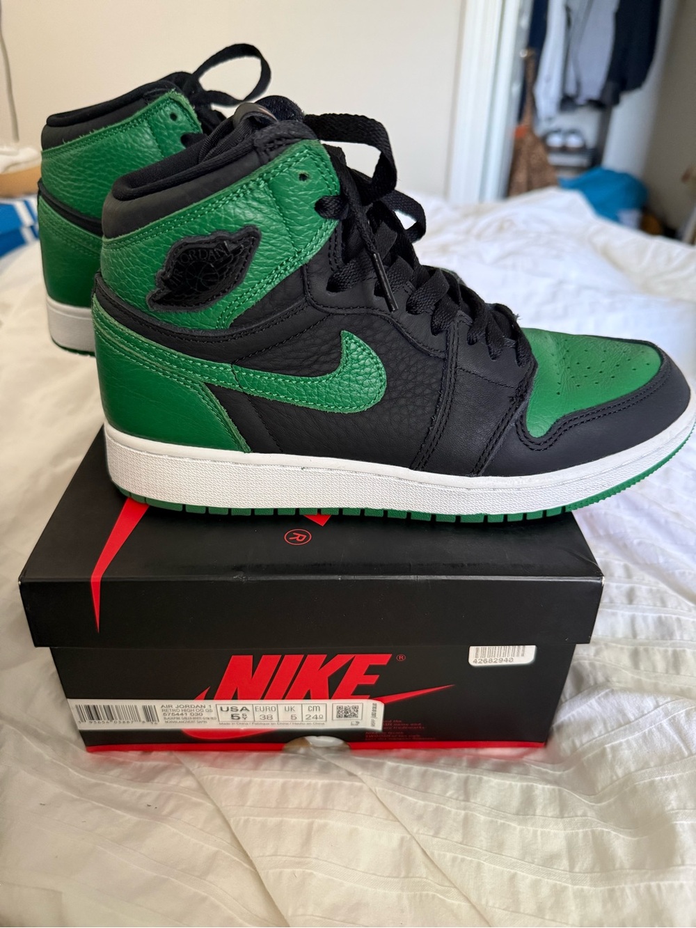 Nike Air Jordan 1 Retro High OG - Picture 4 of 10